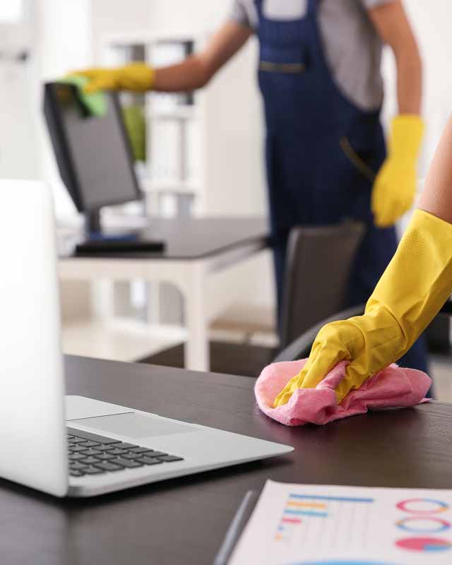 personas limpiando una oficina