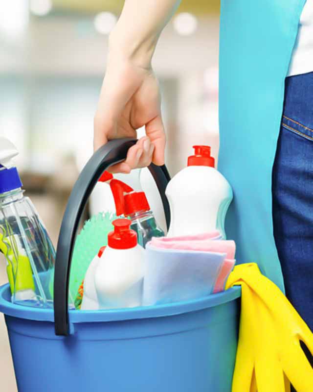 personal de limpieza con implementos de limpieza profunda